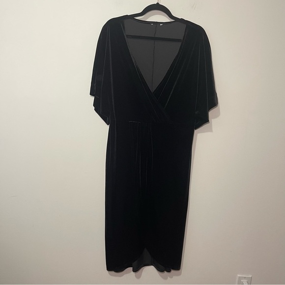 Express Women’s Black Velvet Faux Wrap holiday Midi Dress Size L Short Sleeve - Picture 2 of 10